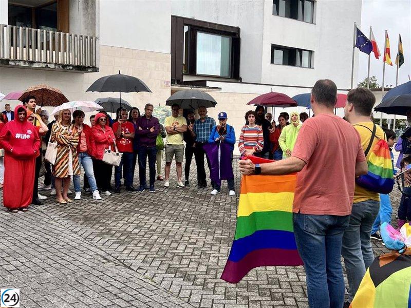 Protesta en Bezana por izamiento de bandera LGTBI en el Ayuntamiento