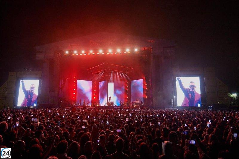 Alejandro Sanz congrega a más de 12.000 personas en Santander, a pesar de la lluvia.