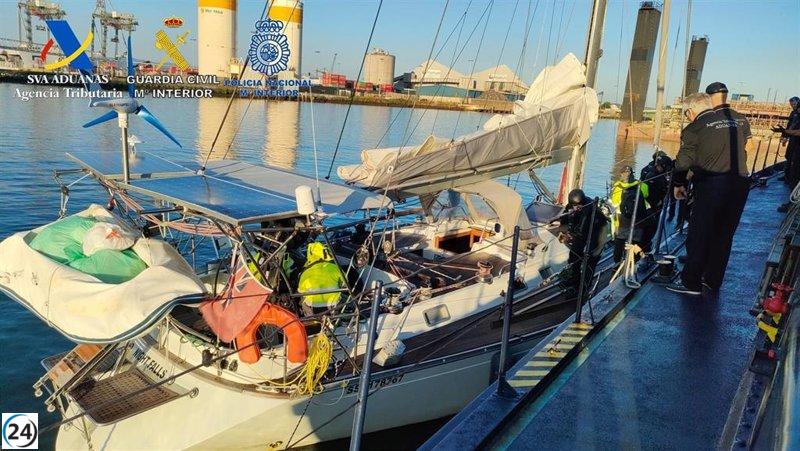 Incautadas dos toneladas de cocaína valoradas en 70 millones en un velero cerca de Santander.