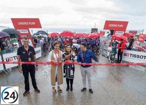 La Vuelta captura los encantos escénicos de Cantabria, deslizándose desde la costa hasta las montañas lebaniegas.
