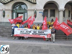 Trabajadoras de la limpieza de Correos exponen su descontento ante los retrasos salariales de la empresa.