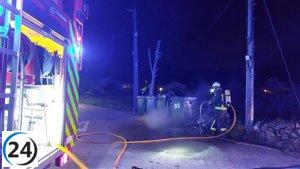 Bomberos resuelven incendio nocturno en contenedores de Beranga