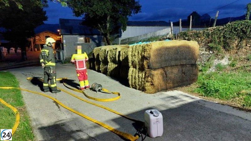 Propietarios en Soba logran sofocar incendio en nave ganadera y rescatan pacas afectadas.