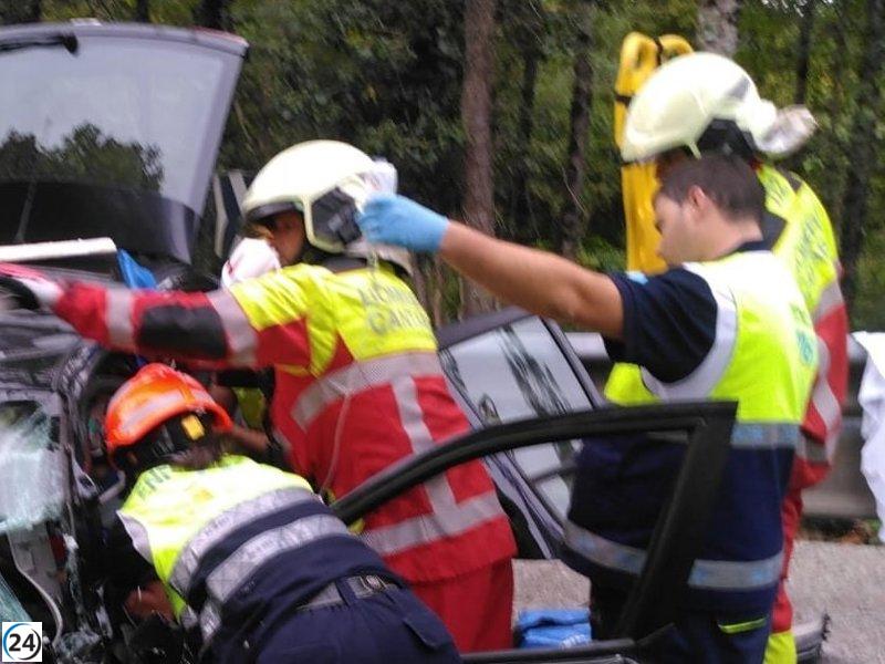 Rescate de dos personas heridas tras colisión de vehículos en Puente Viesgo por parte de los bomberos