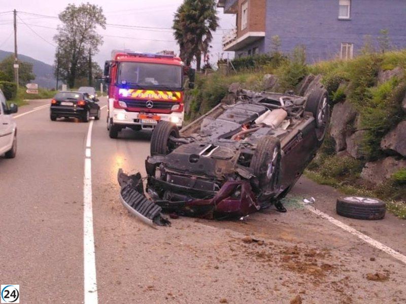 Conductor resulta herido leve luego de volcar su automóvil en Sobarzo