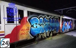 Jóvenes detenidos en Torrelavega por vandalismo en vagones de trenes.