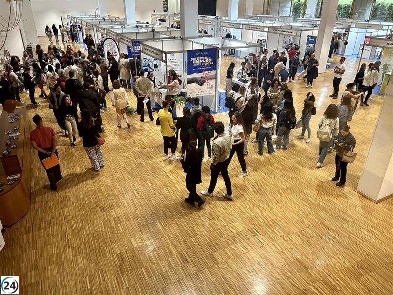 Gran éxito de convocatoria en la Feria de Empleo de la UC y el Ayuntamiento de Santander con más de mil asistentes.