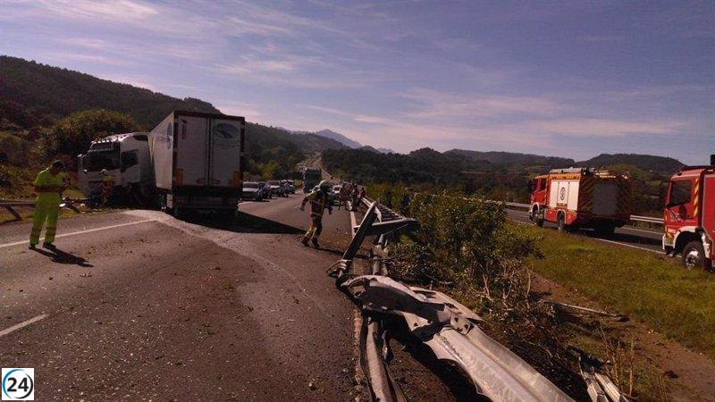 Accidente en la A-8: camión se desvía de su carril y entra en sentido contrario en San Vicente.