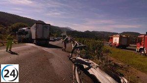 Accidente en la A-8: camión se desvía de su carril y entra en sentido contrario en San Vicente.