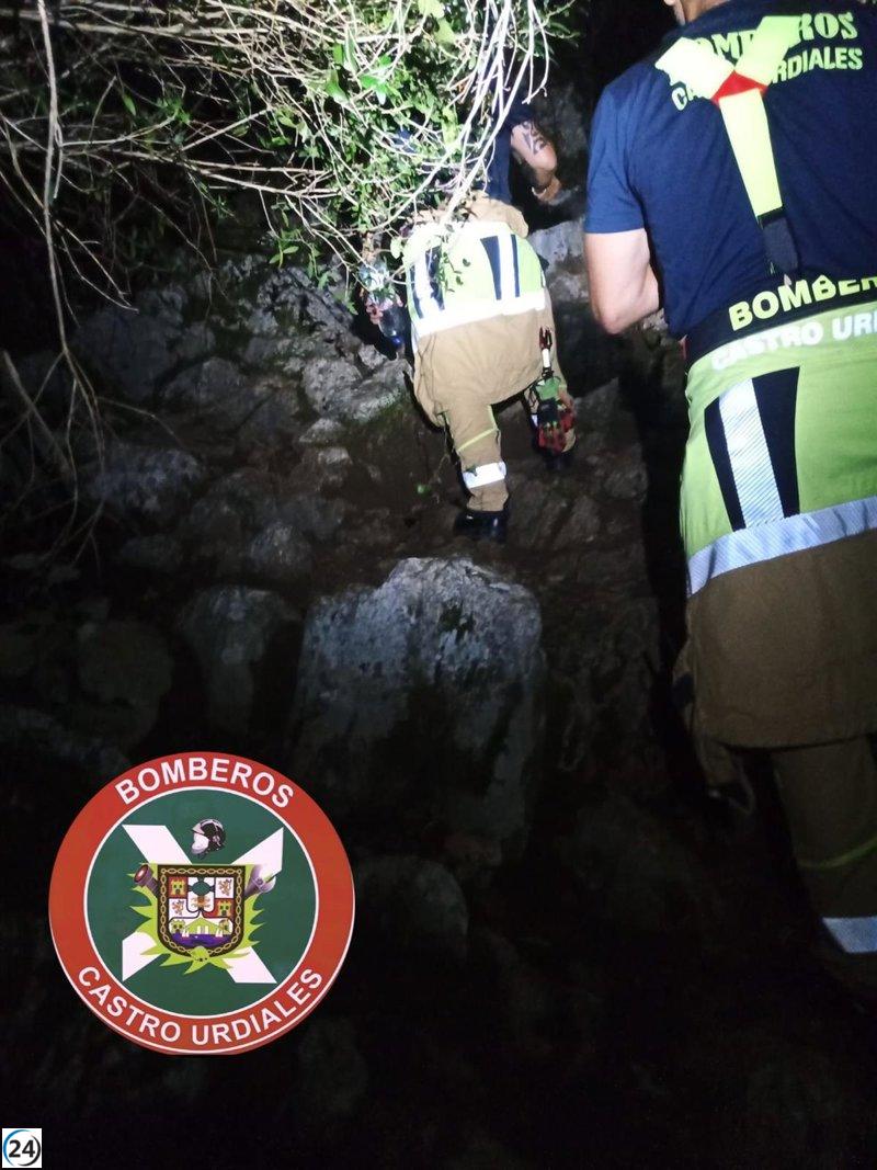 Bomberos rescatan a dos personas extraviadas en la ruta de 'Los ojos del diablo' durante la noche