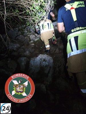 Bomberos rescatan a dos personas extraviadas en la ruta de 'Los ojos del diablo' durante la noche