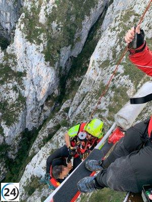 Un montañero desorientado y caído es rescatado por un helicóptero en una ruta entre Cantabria y Asturias, garantizando su seguridad.
