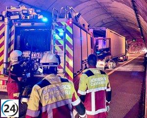 Bomberos resuelven incendio de camión en el Túnel de Pedredo de Arenas de Iguña