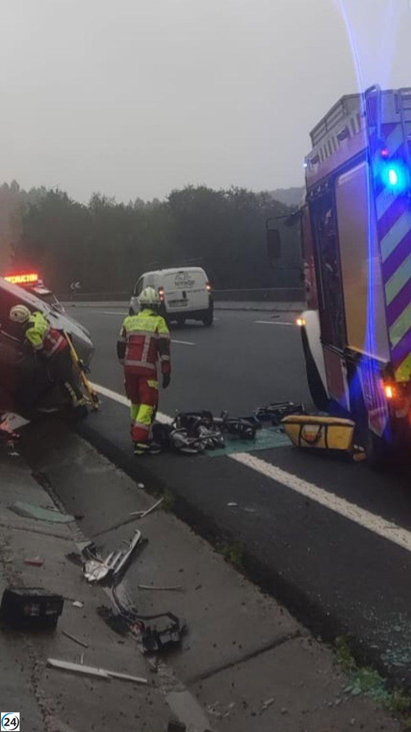 Conductor sufre heridas graves tras vuelco en la A-8 en Liendo.