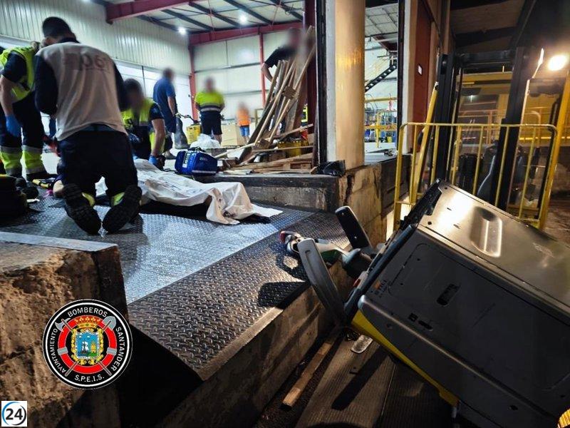 Bomberos rescatan a empleado atrapado en accidente con carretilla