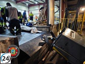 Bomberos rescatan a empleado atrapado en accidente con carretilla