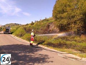 Bomberos logran extinguir incendio de vegetación cerca de la carretera en Abionzo
