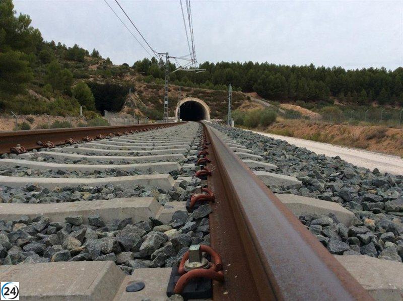 Se paraliza el servicio ferroviario Santander-Bilbao por desprendimiento de tela asfáltica en un túnel.