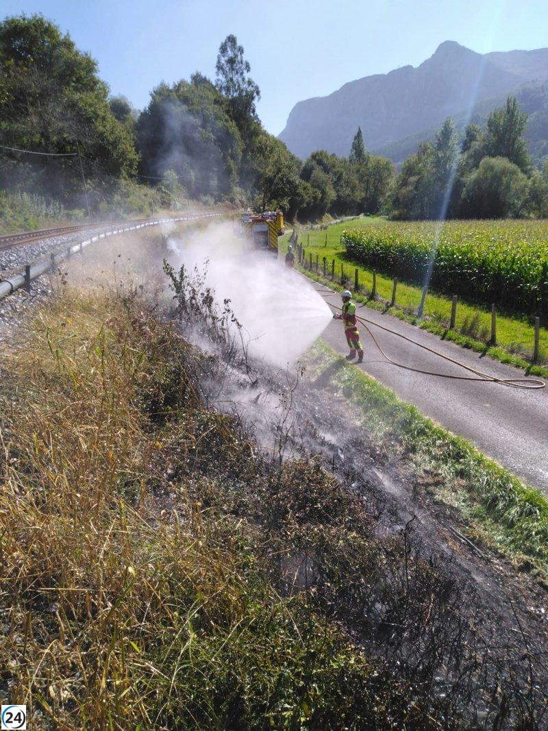 Bomberos logran controlar incendio cerca de las vías del tren en Gibaja