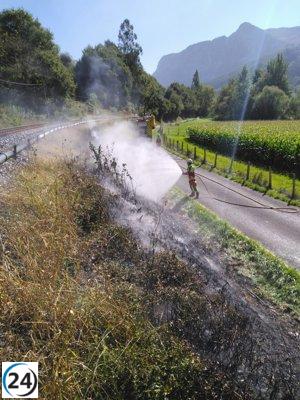 Bomberos logran controlar incendio cerca de las vías del tren en Gibaja