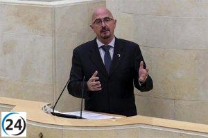 Pascual sugiere copago para reducir listas de espera, PRC y PSOE expresan su desacuerdo.
