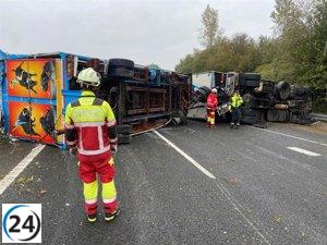 Tráfico interrumpido en la A-8 en dirección Asturias debido al vuelco de un camión en Caviedes