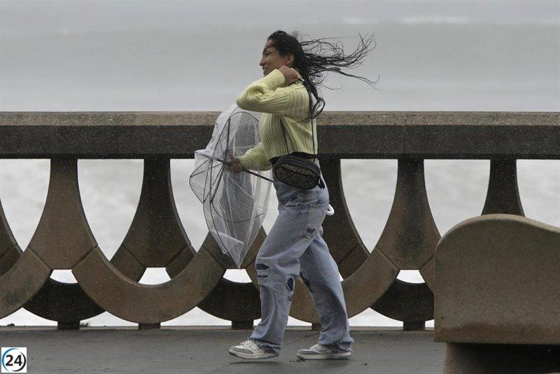 Vientos huracanados y fuerte oleaje en Cantabria mantienen alerta amarilla