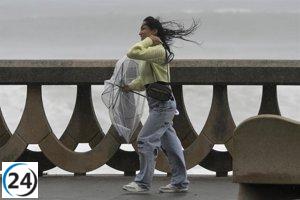 Vientos huracanados y fuerte oleaje en Cantabria mantienen alerta amarilla