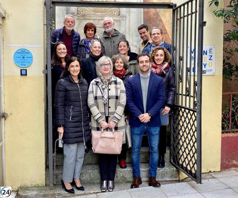 El colegio Menéndez Pelayo incorpora una placa en honor al maestro Jesús Revaque en la Ruta de Ilustres Santander.