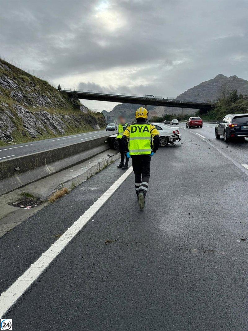 Conductor resulta herido en un accidente en la A-8 cerca de Castro Urdiales