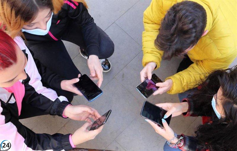 Avanzando hacia la desconexión: Institutos cántabros y concertados establecen normativas sobre el uso de móviles.