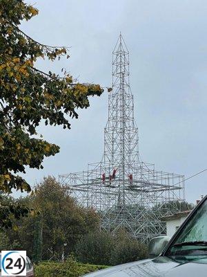 El árbol de Navidad de Cartes alcanza los 65 metros y se convierte en el más alto de Europa.