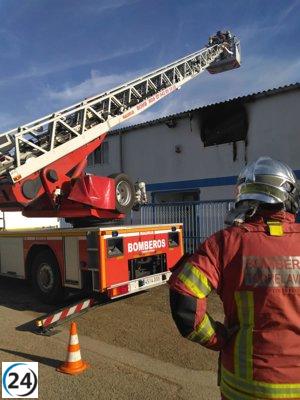 Bomberos en Cantabria extinguen un fuego en una vieja nave en Ruiloba