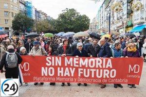Multitudes desafían la lluvia para protestar contra la derogación de la Ley de Memoria de Cantabria en Santander.