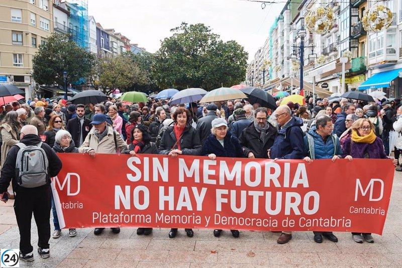Multitudinaria marcha bajo la lluvia en Santander en defensa de la Ley de Memoria.