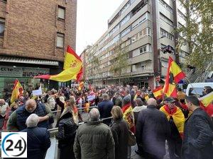 Protesta masiva de 170 manifestantes frente al PSOE cántabro en rechazo a los pactos de Sánchez