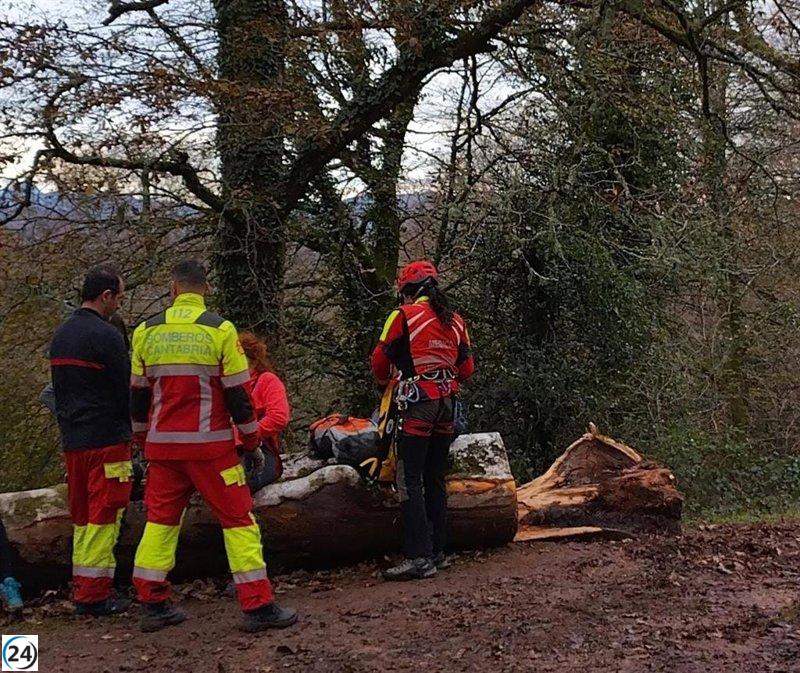 Un helicóptero lleva a cabo el rescate de una mujer tras sufrir una fractura en el peroné durante una excursión en la zona de Ruente.