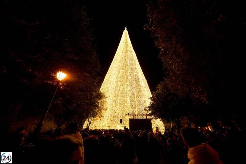 Un dron queda atascado en el árbol navideño de Cartes a más de 50 metros de altura