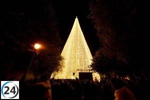 Un dron queda atascado en el árbol navideño de Cartes a más de 50 metros de altura