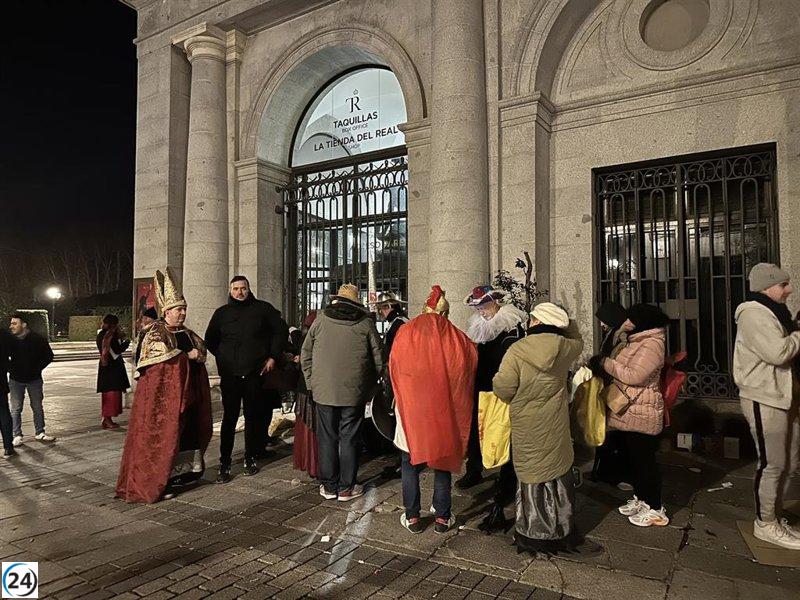 El obispo cántabro Juan Manuel López destaca al ser uno de los primeros en acceder al Teatro Real, conocido como