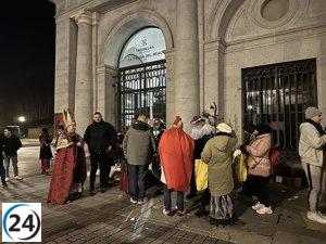 El obispo cántabro Juan Manuel López destaca al ser uno de los primeros en acceder al Teatro Real, conocido como