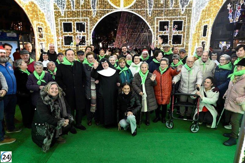 Residentes de centros geriátricos disfrutan de un recorrido en taxi para admirar la magia navideña de Santander