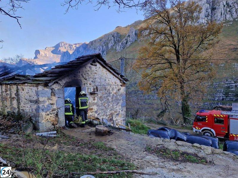 Bomberos del 112 logran extinguir un incendio en una cabaña en San Roque de Riomiera