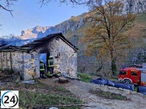 Bomberos del 112 logran extinguir un incendio en una cabaña en San Roque de Riomiera