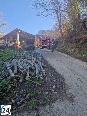 Bomberos impiden la propagación del fuego tras poda de árbol cercano a un pajar en Vega de Liébana