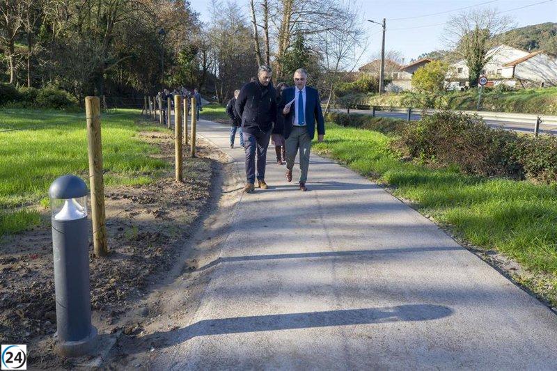 Fomento implementa una senda peatonal y carril bici con iluminación en Omoño en favor de la movilidad sostenible.