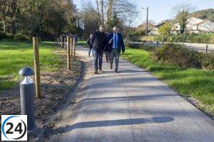 Fomento implementa una senda peatonal y carril bici con iluminación en Omoño en favor de la movilidad sostenible.