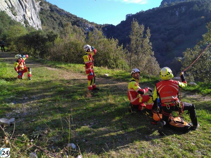 Hombre escapa de peligroso accidente tras caer 5 metros mientras escalaba en Ramales de la Victoria.