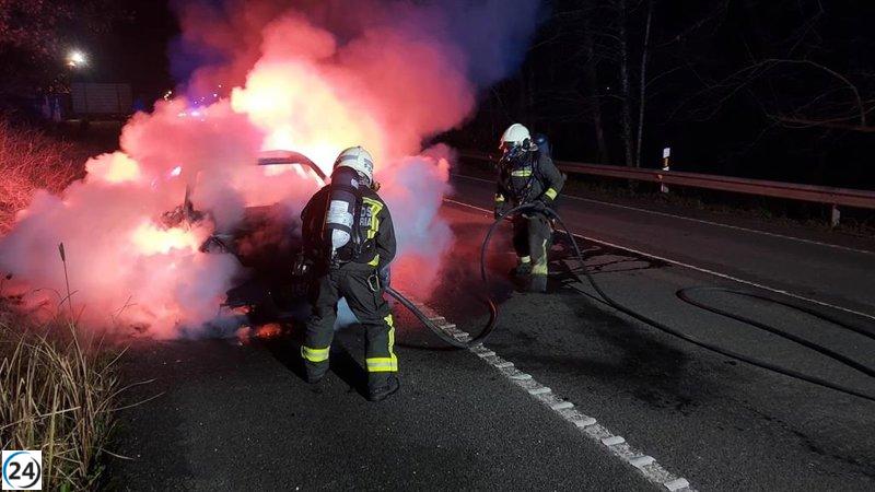 Explosión en carretera Pámanes-Liérganes destruye vehículo en llamas.