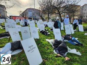 Gran número de individuos honran a los afectados por el bombardeo en Santander durante diciembre del '36.